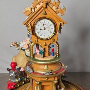 Hallmark Keepsakes 2005 The Merry Old Toy Maker Santa Train Motion Tabletop Cloc